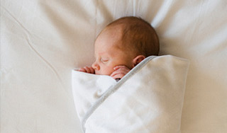 Забытый младенец умер от голода Забытый младенец умер от голода