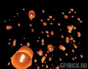 В День Святого Валентина влюбленные запустили небесные фонарики