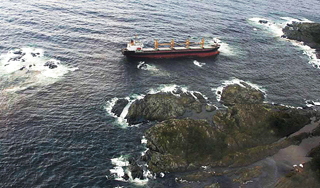 На Курилах разбился нефтяной танкер На Курилах разбился нефтяной танкер