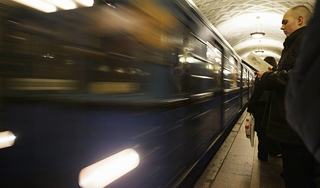 Мужчину вытащили из-под поезда в метро Мужчину вытащили из-под поезда в метро