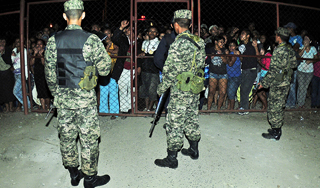 Охрана стреляла по горящим заключенным Охрана стреляла по горящим заключенным