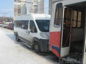 Маршрутное такси протаранило троллейбус на остановке