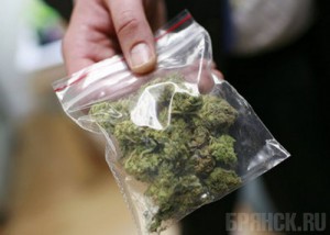 Полицейского «взяли» во время продажи наркотиков