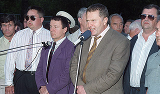 Жириновский привел в ЦИК Кашпировского Жириновский привел в ЦИК Кашпировского