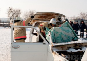 Сотрудники МЧС отработали навыки поведения при автоавариях