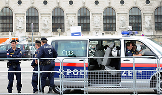 Противники Каддафи напали на посла Противники Каддафи напали на посла