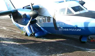 Самолет приземлился на грузовик Самолет приземлился на грузовик