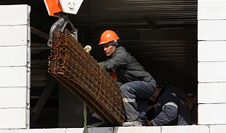 Рабочие сорвались с 13-го этажа в Москве Рабочие сорвались с 13-го этажа в Москве