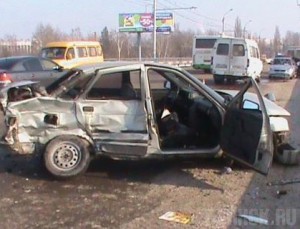 В Брянске легковой автомобиль столкнулся с двумя машинами В Брянске легковой автомобиль столкнулся с двумя машинами