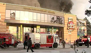 Люди прыгали из окон ТЦ вместе с детьми Люди прыгали из окон ТЦ вместе с детьми