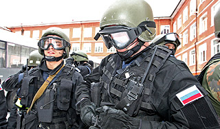 Беглый преступник закидал спецназ гранатами Беглый преступник закидал спецназ гранатами