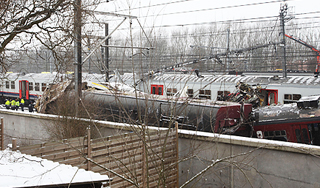 Грузовой поезд с отходами сошел с рельсов Грузовой поезд с отходами сошел с рельсов