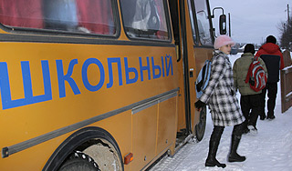 Шофер бросил школьниц замерзать на дороге Шофер бросил школьниц замерзать на дороге