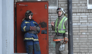 В Апатитах козырек подъезда убил ребенка В Апатитах козырек подъезда убил ребенка