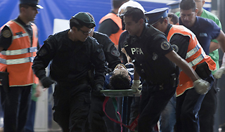 Поезд с сотнями людей врезался в стену Поезд с сотнями людей врезался в стену