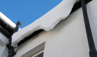 В Москве снег с крыши ранил школьника В Москве снег с крыши ранил школьника