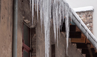 В Волгограде на прохожего упала тонна снега В Волгограде на прохожего упала тонна снега