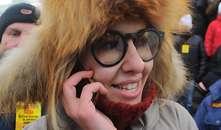 У оппозиции в моде белые ленты со стразами У оппозиции в моде белые ленты со стразами