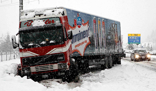 Фура 30 км тащила жертву ДТП на колесе Фура 30 км тащила жертву ДТП на колесе