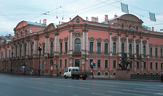 Дым окутал горящий дворец в Петербурге Дым окутал горящий дворец в Петербурге