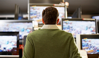 Вор спрятал телевизор в штанах Вор спрятал телевизор в штанах