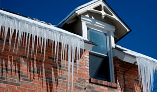 В Москве на школьника упал кусок льда В Москве на школьника упал кусок льда