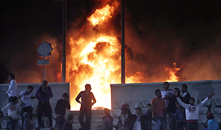 Манифестанты жгут город в Азербайджане Манифестанты жгут город в Азербайджане