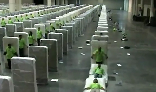 Люди-домино установили рекорд (видео) Люди-домино установили рекорд (видео)