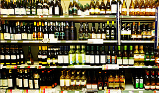 Спиртное убирают подальше от жилых домов Спиртное убирают подальше от жилых домов