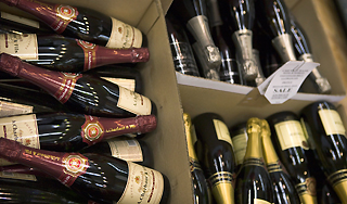 Кандидаты закупают шампанское и водку Кандидаты закупают шампанское и водку