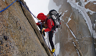 На Эльбрусе нашли погибшую альпинистку На Эльбрусе нашли погибшую альпинистку