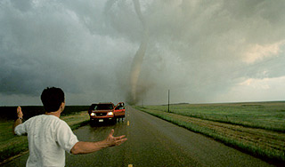 Торнадо вырвал ребенка из рук матери Торнадо вырвал ребенка из рук матери