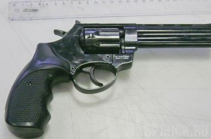 В электроплитках таможенники обнаружили револьверы