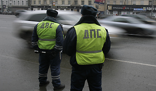 Иномарка атаковала бронетехнику в Туле Иномарка атаковала бронетехнику в Туле