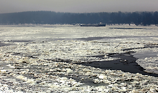 Город лишился воды из-за обледеневших рек Город лишился воды из-за обледеневших рек