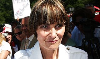 По лицу экс-главы Швейцарии размазали торт По лицу экс-главы Швейцарии размазали торт