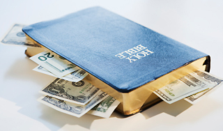 Старушка прятала в Библии $336 миллионов Старушка прятала в Библии $336 миллионов