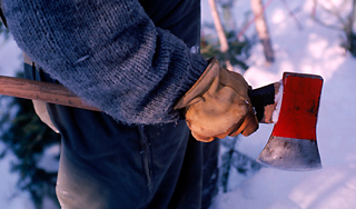 Пьяный пенсионер бил депутата топором Пьяный пенсионер бил депутата топором