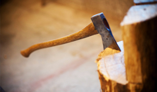 Вандал напал с топором на иконы Вандал напал с топором на иконы