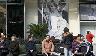 Пятиметровая "Кейт Мосс" упала на прохожих Пятиметровая "Кейт Мосс" упала на прохожих