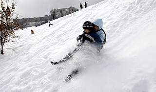 Школьник разбился на горке под Москвой Школьник разбился на горке под Москвой