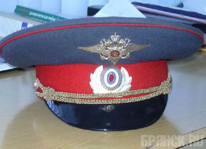 Полицейский ответит в суде за получение денег и водки