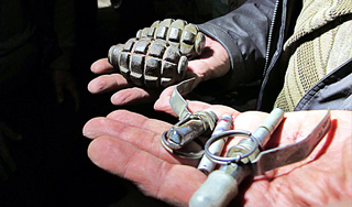 Мужчина забросал бойцов СОБРа гранатами Мужчина забросал бойцов СОБРа гранатами