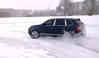 Porsche прятался от ГИБДД во дворе полиции Porsche прятался от ГИБДД во дворе полиции