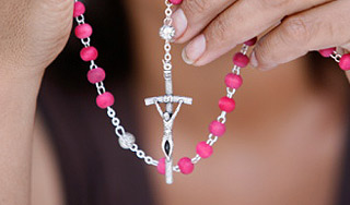 В Англии хотят увольнять за ношение креста В Англии хотят увольнять за ношение креста