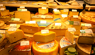 В магазинах Москвы ищут запрещенный сыр В магазинах Москвы ищут запрещенный сыр