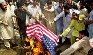Афганцы жгут американские флаги Афганцы жгут американские флаги