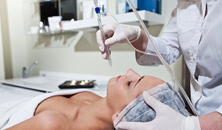 Женщина умерла на столе у косметолога Женщина умерла на столе у косметолога