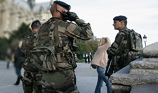 Во Франции застрелили трех десантников Во Франции застрелили трех десантников