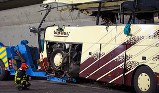 Шофер автобуса с детьми отвлекся на DVD Шофер автобуса с детьми отвлекся на DVD